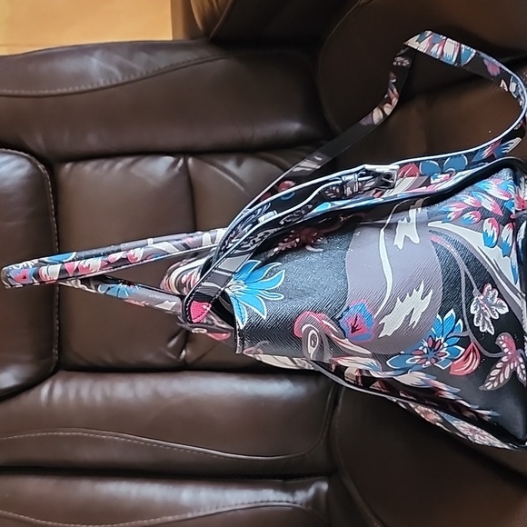 Large Prada - Picture 3 of 13